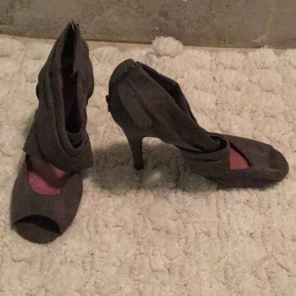 Gray heels